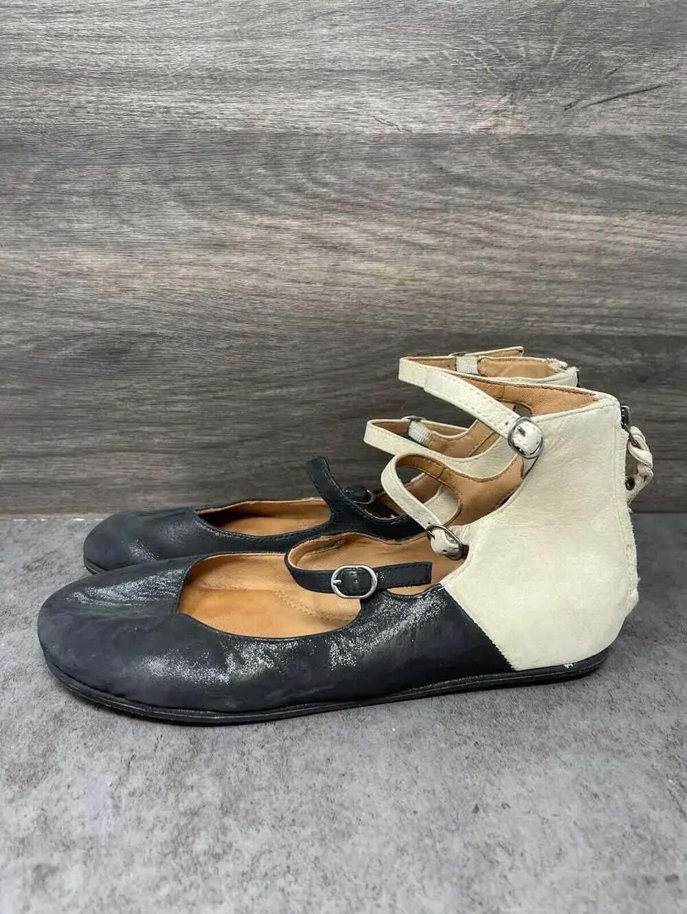 Gentle Souls Leather T Strap Flats Shoes Womens Size 7 Black White